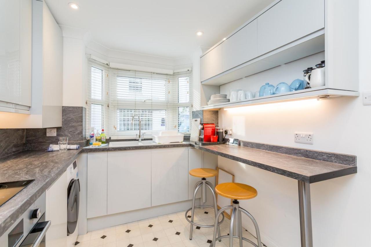 Modern Mews House With Free Parking Space, And Patio By Huluki Sussex Stays Hove Exterior foto